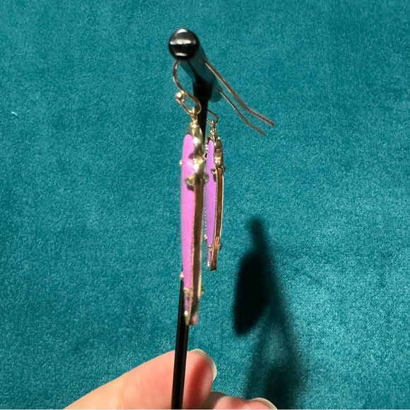 Kendra Scott Gold Sky Arrowhead Earrings in Neon Violet Magnesite - Picture 3 of 7